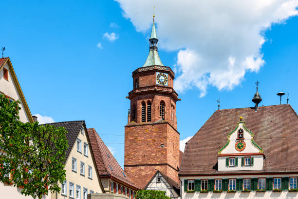 vista sulla chiesa cattolica di san pietro e paolo a weil der stadt, germania - in der stadt foto e immagini stock