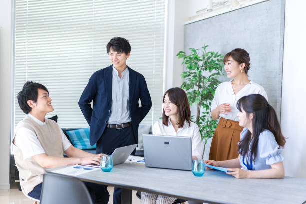 ベンチャー企業で働くビジネスパーソン - 日本人　笑顔 ストックフォトと画像