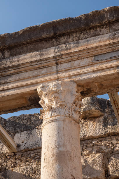 античная колонна в руинах древнего города в израиле. элемент архитектуры здания. - finance ionic support justice стоковые фото и изображения
