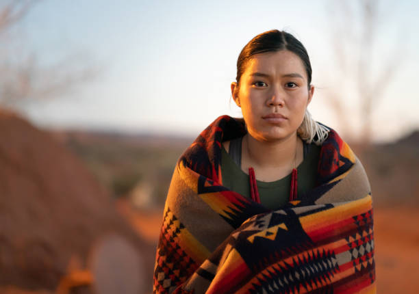 serious navajo frau blickend in die kamera - indigenes volk stock-fotos und bilder