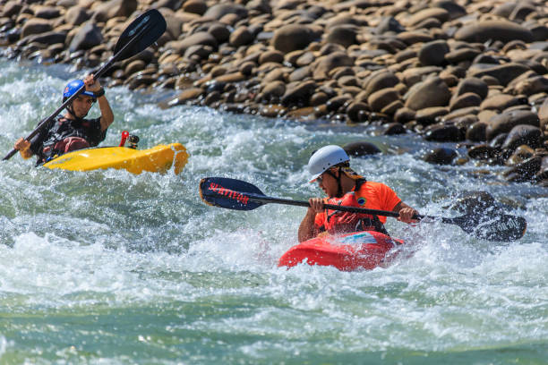 spływy kajakowe z białą wodą - white water rafting rafting extreme sports adventure zdjęcia i obrazy z banku zdjęć