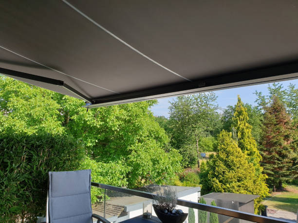 sonnenschutz markise auf der terrasse - canopy stock-fotos und bilder