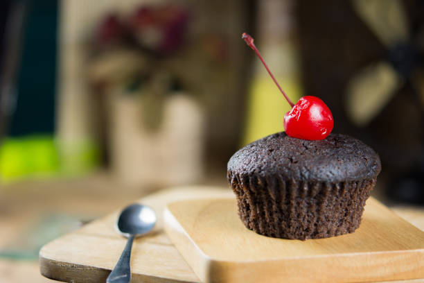 cupcake de chocolate caseiro em fundo vintage. - cupcake crumb sweet wrapper chocolate - fotografias e filmes do acervo