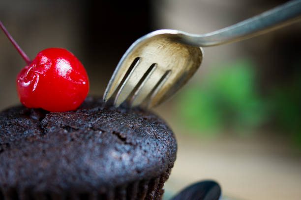 deliciosos cupcakes de chocolate na mesa, lindas sobremesas. - cupcake crumb sweet wrapper chocolate - fotografias e filmes do acervo