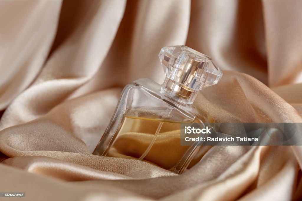 Glasflasche Parfüm auf goldene Seide Hintergrund - Lizenzfrei Parfüm Stock-Foto