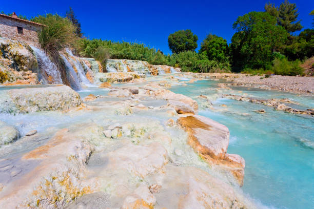 saturnia therme w prowincji grosseto w toskanii, włochy - pienza tuscany italy landscape zdjęcia i obrazy z banku zdjęć