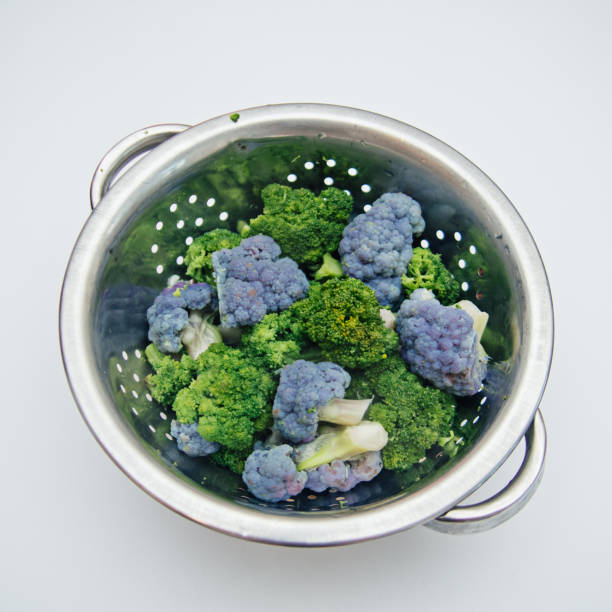 chou-fleur cru frais dans une casserole métallique avec de l’eau sur un fond clair - greenbean casserole photos et images de collection