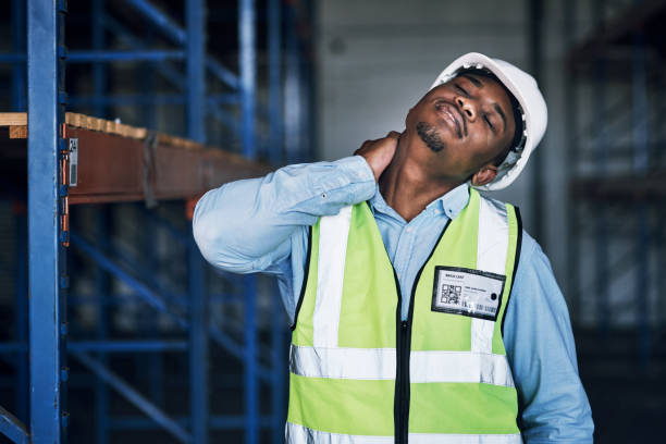 건설 현장에서 일하는 동안 목 통증을 경험하는 젊은 남자의 샷 - 목통증 뉴스 사진 이미지