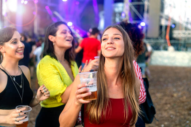 przyjaciele cieszący się latem festiwalem muzyki na świeżym powietrzu - looking at camera one person urban scene photography zdjęcia i obrazy z banku zdjęć