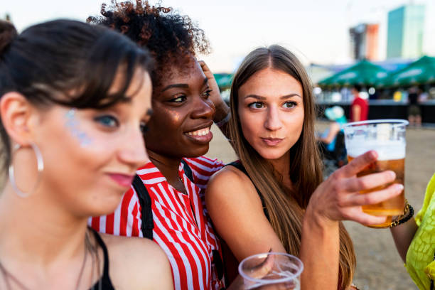 przyjaciele cieszący się latem festiwalem muzyki na świeżym powietrzu - looking at camera one person urban scene photography zdjęcia i obrazy z banku zdjęć