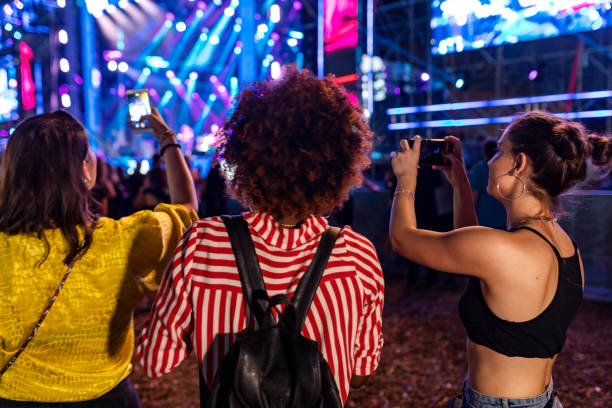 przyjaciele cieszący się latem festiwalem muzyki na świeżym powietrzu - looking at camera one person urban scene photography zdjęcia i obrazy z banku zdjęć