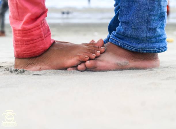 pareja joven besándose al aire libre en verano en la playa del mar. dos personas en la playa. - honeymoon beach couple heterosexual couple fotografías e imágenes de stock