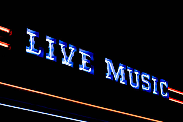 bright neon cartello musicale dal vivo - single word lighting equipment illuminated photographic effects foto e immagini stock