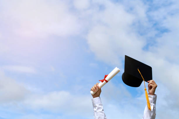 Education. happy students in gowns are celebrating graduation Throwing hands up a certificate and Cap in the air, Happiness feeling, Commencement day, educación. estudiantes felices con vestidos están celebrando la graduación levantando las manos un certificado y gorra en el aire, sensación de felicidad, día del comienzo,