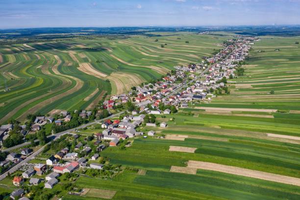 ドローンの空中写真から村。ポーランド南部の小ポーランドヴォオデシップ州クラクフ郡のスロッソワ村。ポーランドの家や畑のある美しい村。野原の真ん中の村 - lesser poland ストックフォトと画像