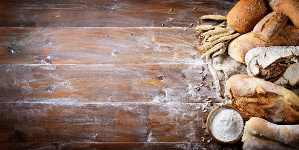 나무 배경에 모듬 빵. 상단 보기, 텍스트 공간. - whole wheat flour 뉴스 사진 이미지