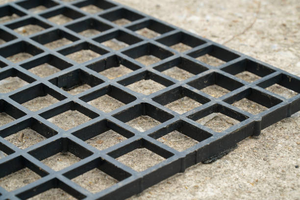 istock Black plastic grille Used for placing pots, various items Vertical gardening, hanging pots Plants, garden decorations, etc. 1326633636