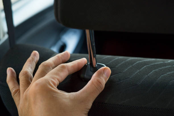 la mano regola il poggiacapo all'interno dell'auto. regolazione della posizione del sedile in auto - head rest foto e immagini stock