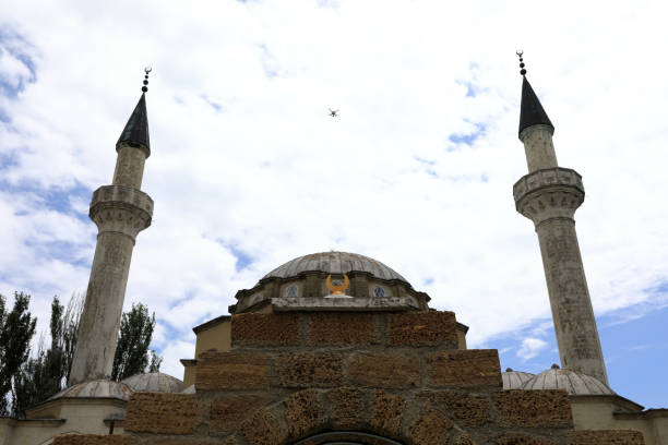 vista da mesquita juma-jami na antiga cidade de yevpatoria - yevpatoria - fotografias e filmes do acervo