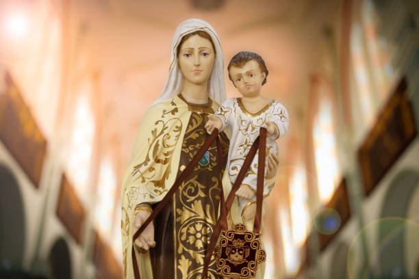 bild unserer lieben frau von karmel und jesus-baby - nossa senhora do carmo - devotee stock-fotos und bilder