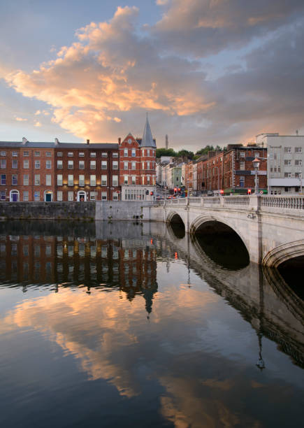 st patrick’s bridge, cork city, irlande. - comté de cork photos et images de collection