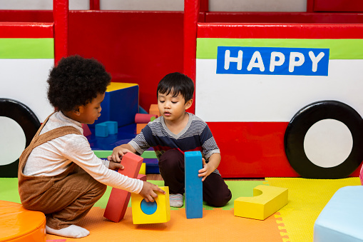 Children are playing the toy blocks