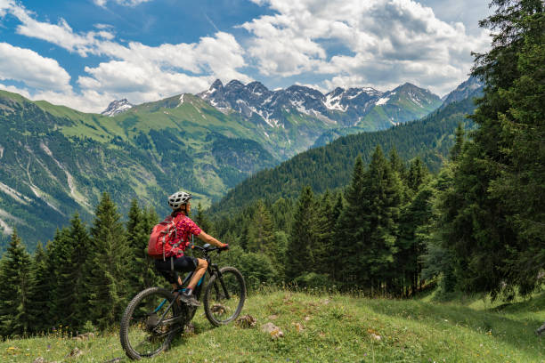 starsza kobieta na elelektrycznym rowerze górskim w allgaeu alos koło oberstdorfu - oberstdorf zdjęcia i obrazy z banku zdjęć