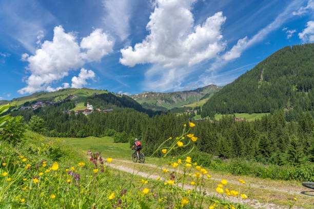 kobieta na elektrycznym rowerze górskim w górach bregenz forest w vorarlbergu, austria - bregenzwald zdjęcia i obrazy z banku zdjęć