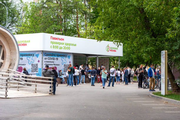 pavillon de santé dans le parc vdnkh à moscou. vaccination gratuite contre le coronavirus à moscou, en russie. - vdnh photos et images de collection