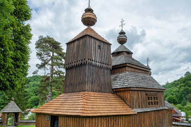 iglesia de madera de san nicolás de bodruzal, eslovaquia - 16198 fotografías e imágenes de stock