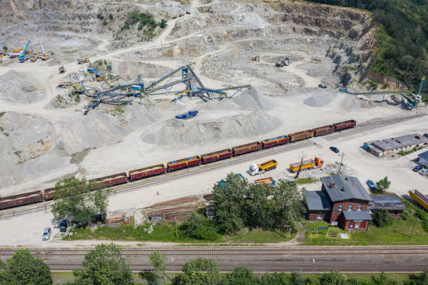 kopalnia gnejs, kopalnia odkrywowa na wsi w polsce. kopalnia w villae z drona drone drone zdjęcie widoku. - rock quarry zdjęcia i obrazy z banku zdjęć