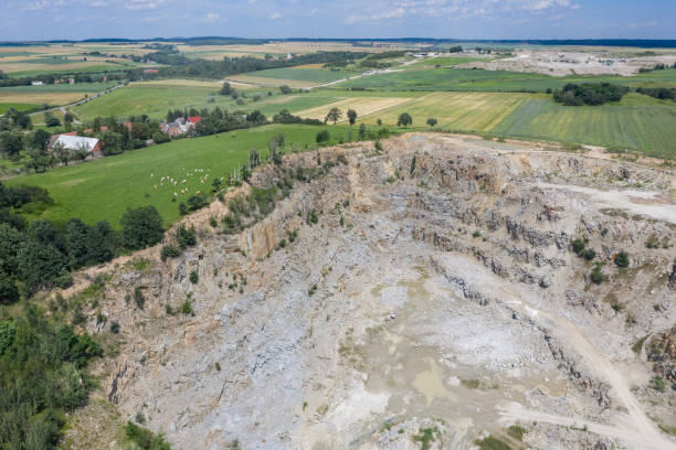 kopalnia gnejs, kopalnia odkrywowa na wsi w polsce. kopalnia w villae z drona drone drone zdjęcie widoku. - rock quarry zdjęcia i obrazy z banku zdjęć