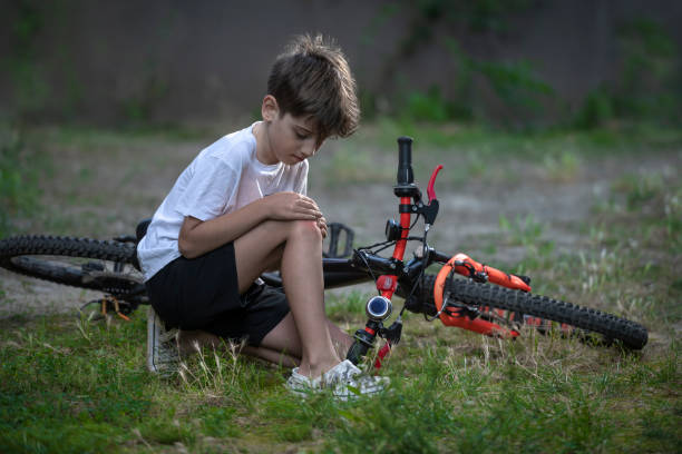 un garçon qui a été dans un accident de vélo. - ten speed bicycle photos et images de collection