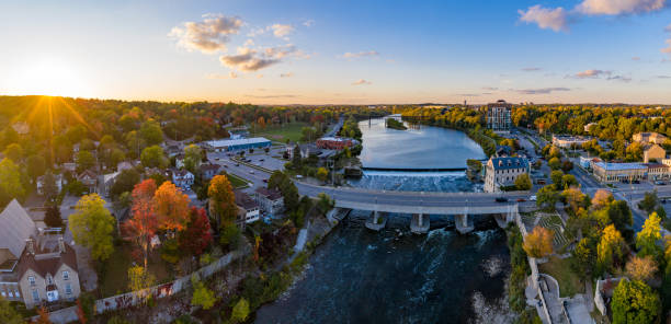 paisagem aérea em cambridge, ontário, canadá - kitchener - fotografias e filmes do acervo