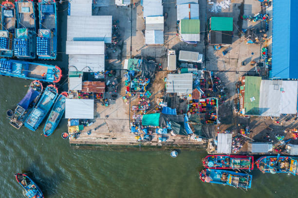 istock Vinh Truong fish market from above 1326707621