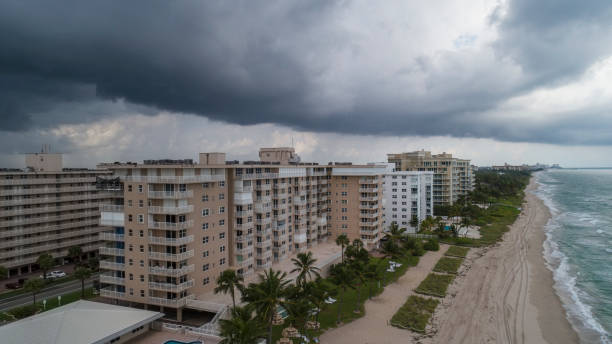 tormenta acercándose a hillsboro beach cerca de miami, florida. - florida weather urban scene dramatic sky fotografías e imágenes de stock