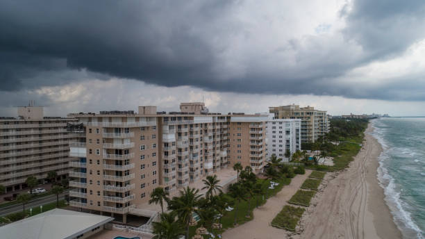 storm approaching the hillsboro beach near miami, florida. - florida weather urban scene dramatic sky imagens e fotografias de stock