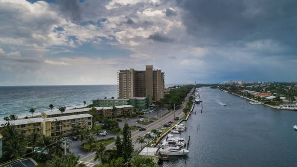 tormenta acercándose a hillsboro beach cerca de miami, florida. - florida weather urban scene dramatic sky fotografías e imágenes de stock
