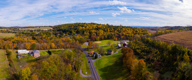 Colorful fall in rural Pennsylvania. colorido otoño en la zona rural de pennsylvania. vistas panorámicas de las tierras de cultivo cercanas al municipio de lehigh, con el bosque, los campos de retazos, el pueblo y las granjas entre montañas. panorama aéreo cosido extra ancho de alta resol
