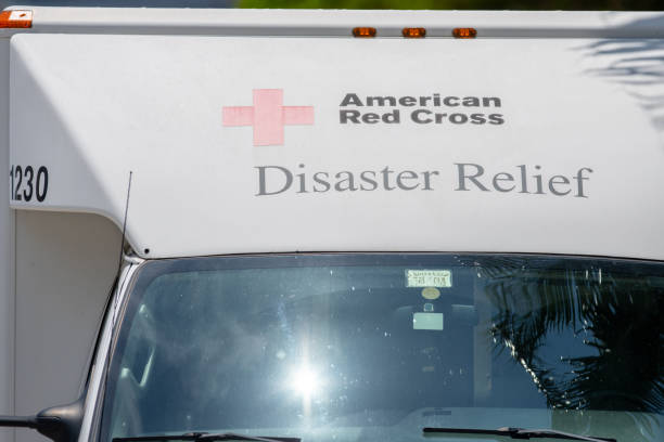シャンプレーンタワーズ崩壊サーフサイドflの敷地内にあるアメリカ赤十字災害救援トラック - federal emergency management agency ストックフォトと画像