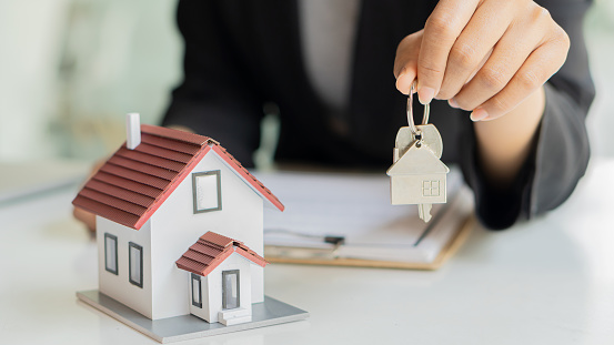 Negocio de compra o venta de bienes raíces Los agentes de ventas ofrecen contratos para la compra de una casa o apartamento e ideas para comprar y alquilar. photo