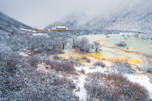 panaorama de piscinas azuis de huang long e jiuzhaigou park national park, no tempo de inverno, china - huanglong - fotografias e filmes do acervo