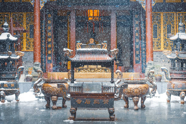 cena bonita de neve no templo de huang long e parque nacional do parque jiuzhaigou no inverno em sichuan, china - huanglong - fotografias e filmes do acervo