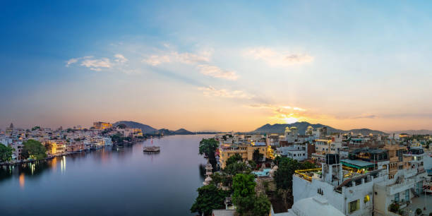 Udaipur city at lake Pichola in the evening, Rajasthan, India. Udaipur city at lake Pichola in the evening, Rajasthan, India. View of City palace reflected on the lake. udaipur stock pictures, royalty-free photos & images