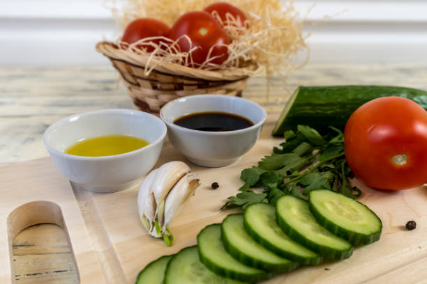 tomatoes and cucumbers on the table, olive oil and balsamic vinegar, garlic, vegetables, vegetarianism, healthy eating - 5515 imagens e fotografias de stock