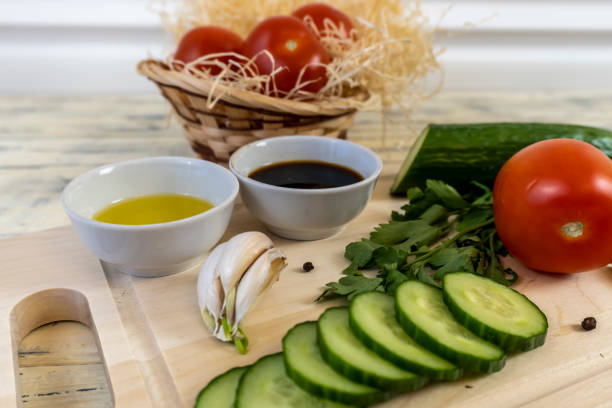помидоры и огурцы на столе, оливковое масло и бальзамический уксус, чеснок, овощи, вегетарианство, здоровое питание - 5515 стоковые фото и изображения