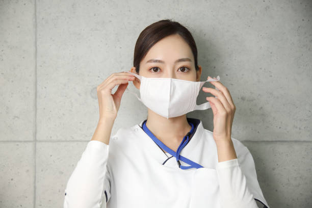 진지한 표정으로 마스크를 쓰고 있는 의료종사자 여성 - hospital acquired infection 뉴스 사진 이미지