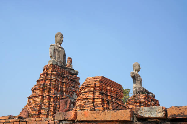 пейзаж скульптура древняя старая пагода в ват чай wattanaram является известный ориентир старой истории буддийского храма в аятхая , таиланд - une - wat chaiwattanaram стоковые фото и изображения