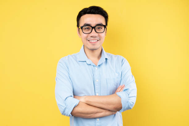 retrato masculino con camisa, aislado sobre fondo amarillo - filipino ethnicity asian ethnicity men male fotografías e imágenes de stock