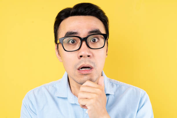 retrato masculino con camisa, aislado sobre fondo amarillo - businessman 30s low key surprise fotografías e imágenes de stock